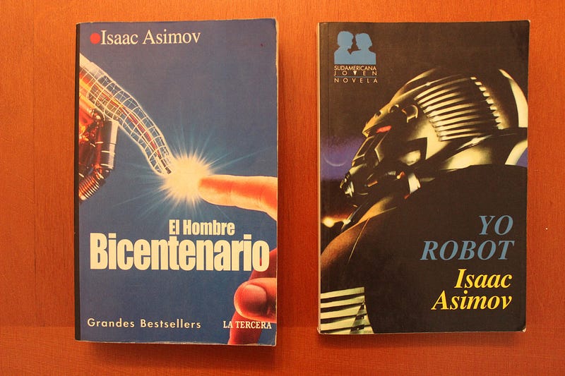 El autor Isaac Asimov le dio una ética a los robots en sus narraciones con la creación de tres leyes de la robótica. 