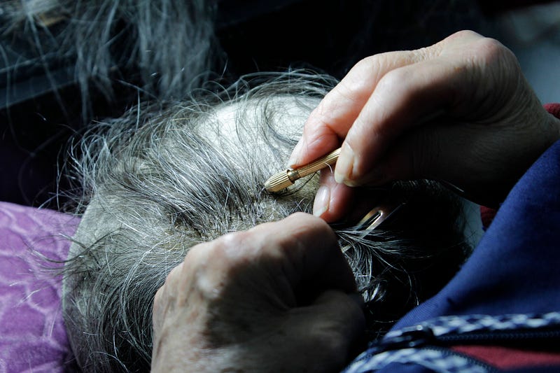 Las pelucas son fabricadas manualmente y se cosen pelo por pelo. 