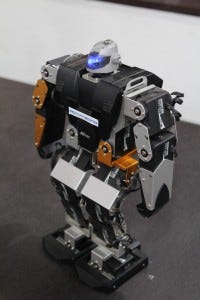 Quevedo organiza espectáculos de robots con una estructura narrativa, además de participar en competiciones. 