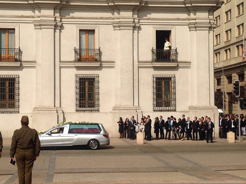 En La Moneda la presidenta de la República, Michelle Bachelet, esperaba el cortejo fúnebre para expresar sus condolencias y entregar un mensaje al país por la muerte de Patricio Aylwin. Foto: Francisca Wolff. 