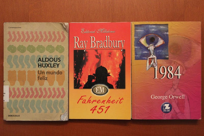 Los tres libros más conocidos que elaboran historias distópicas. Foto: Diego Escobedo. 